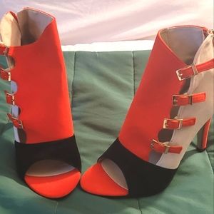 Red/black/light tan open toe heel